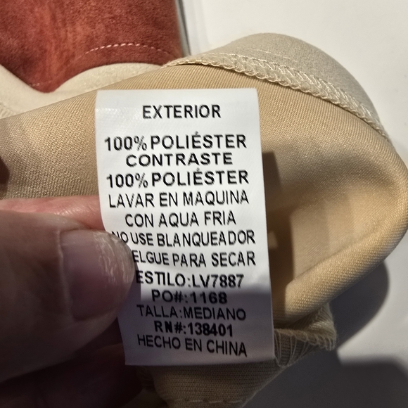 Chic Two-Tone Mini Skirt in Cream and Red - Picture 6 of 7